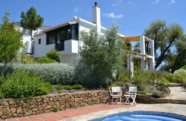 Villa isolée avec vue panoramique, piscine privée chauffée et Internet gratuit.