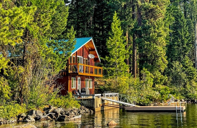 Maison au bord de l'eau isolée avec terrasse spacieuse, vue imprenable sur le lac et les montagnes