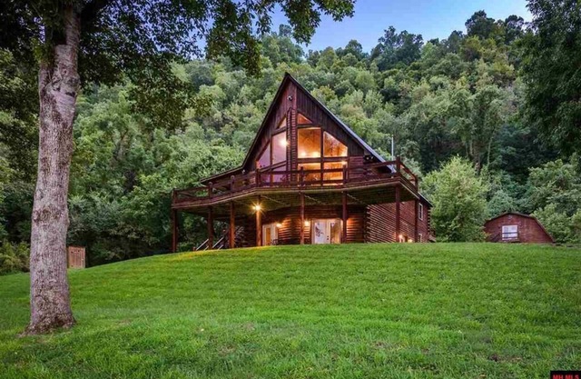 SECLUDED WHITE RIVERFRONT CABIN - SLEEPS 2-10, WONDERFUL VIEWS - GREAT GETAWAY