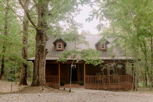 Secluded Wooden Cabin with Fire Pit, Barbecue and Hot-tub in Campbellsville, Kentucky