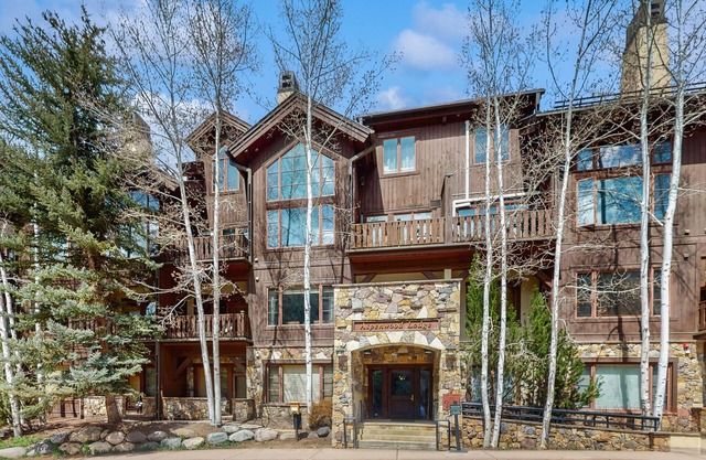 Second-floor condo in Arrowhead Village with pool & hot tub - steps to ski lift