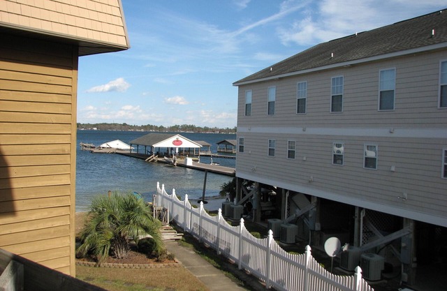 Condo au deuxième étage avec vue sur le lac à quelques pas du lac