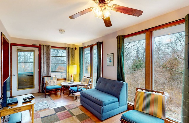 Second-floor suite near downtown with pool, pond nearby