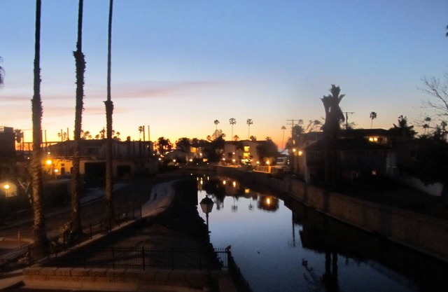 Studio au deuxième étage à 1 1/2 pâté de maisons de la plage
