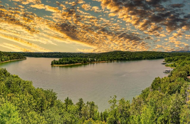 SECRET LAKE HIDEAWAY