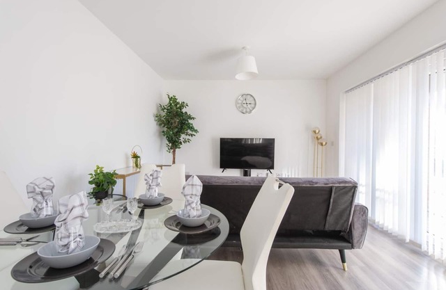 Secured 2-bedroom apartment with balcony and free parking - Maidstone