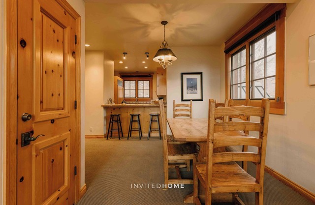 4th of July Cabin | Private Deck, Hike, Peaks Pool, Hot Tub, Gym