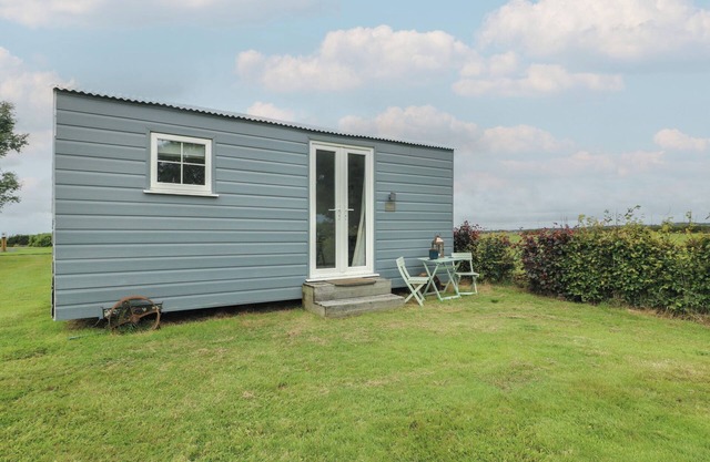 SEIRIOL SHEPHERDS HUT, pet friendly, with open fire in Rhosneigr