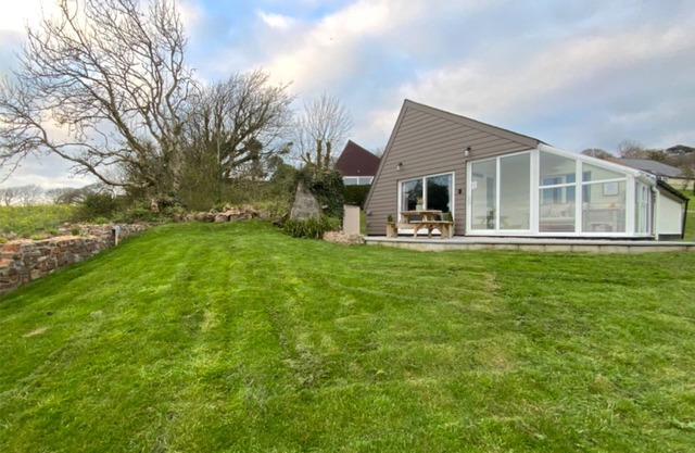 Lodge with amazing sunsets and uninterrupted valley/distant sea views.