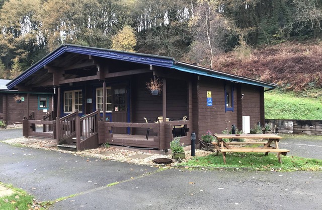 Gîte de vacances indépendant situé dans 6 acres de collines boisées au sud du Pays de Galles