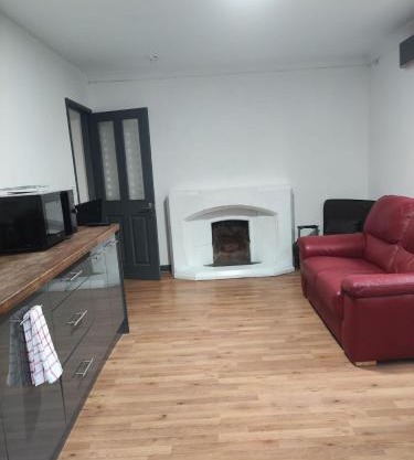 Self checkin 1 bedroom unit for max 3 Guests J11 M4 RG2 Private Entrance Onsite Parking Private Garden