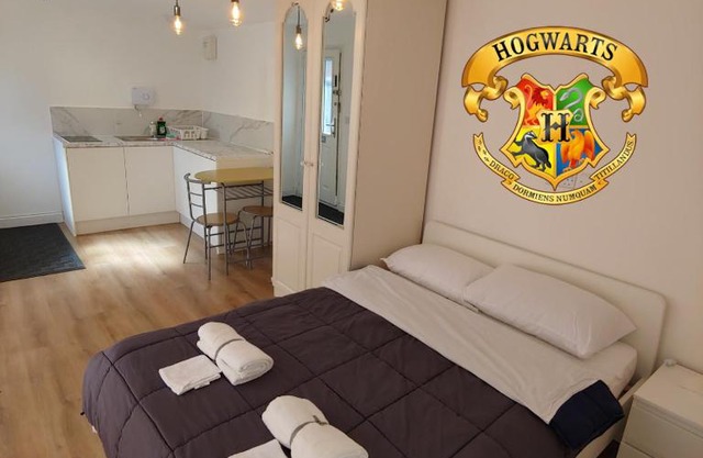 Self Contained, Double Bed Studio, private kitchen, private Bath, Walking distance to Harry Potter