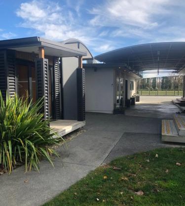 Self Contained gem in the country, near to town