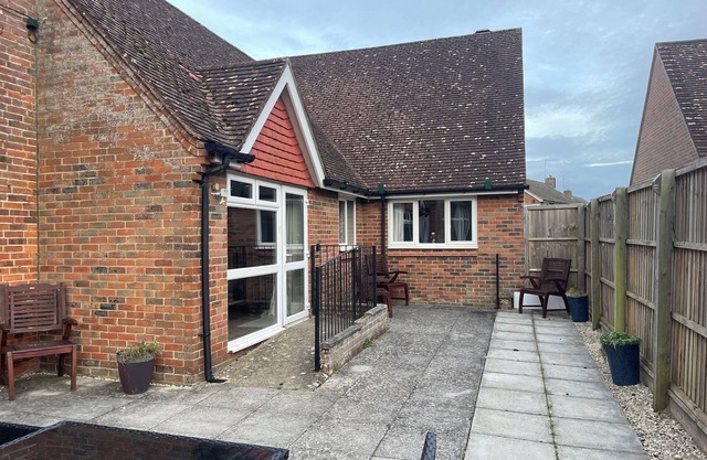 Self contained large annexe near Stonehenge