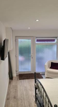 Self contained room with ensuite and kitchenette and wifi