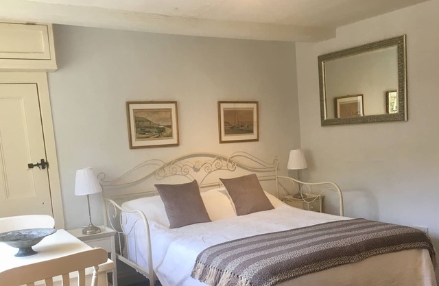 Self contained studio, Stancombe Manor Estate, shared facilities, indoor pool