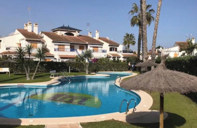 Semi-detached house very close to the beach of Mil Palmeras. Ideal for families.