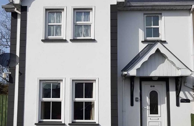 Semi détaché 4 Chambre Propriété, conviviale et familiale, à distance de marche de Moville.