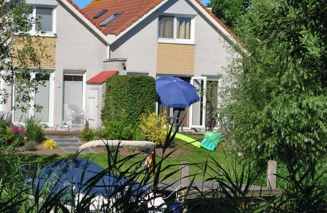 Semi-detached bungalow at open water