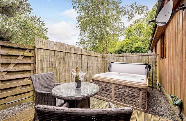 Semi-detached deluxe lodge offering the perfect romantic retreat.