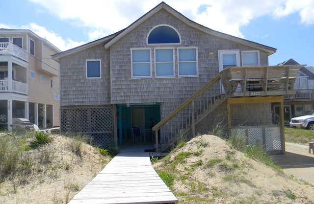 HAPPY ENDINGS SEMI OCEANFRONT OCEAN VIEWS HOT TUB POOL 2 MIN WALK TO OCEAN