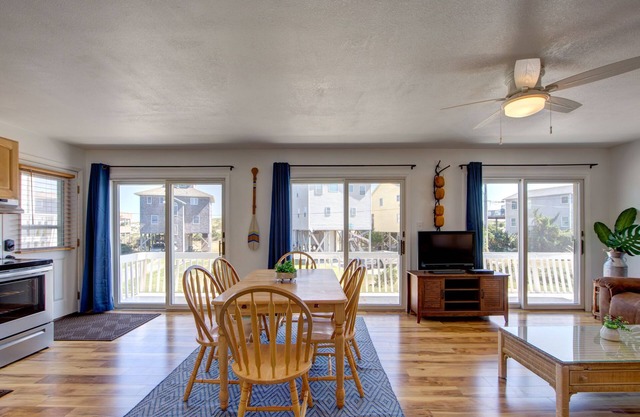 Semi-Oceanfront Beach Cottage II. Accès en face aux magasins et restaurants