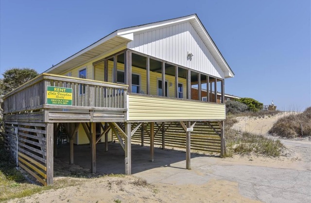 Semi-oceanfront in quiet South Nags Head! Fenced area for your dog!