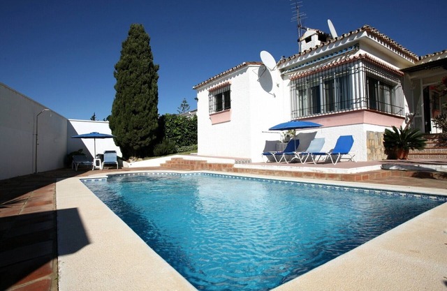 Villa familiale semi-isolée 3 chambres, 2 salles de bain avec piscine et jardins