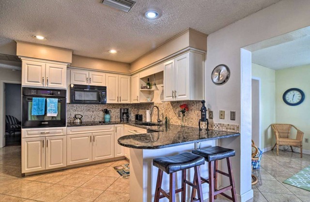 SEMINOLE HOUSE WITH HEATED POOL 2 MILES TO MADEIRA BEACH