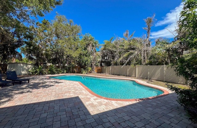 Seminole Pool House | Mins to the Beach