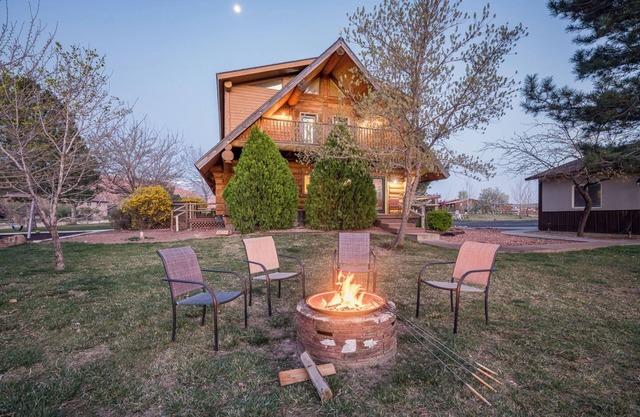 SENDERO - belle maison en bois rond. 10 min du centre-ville de Moab. 17 couchages! Immense cour!