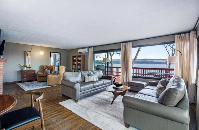 Seneca Vista: Lac Peaceful Retreat avec une belle vue!