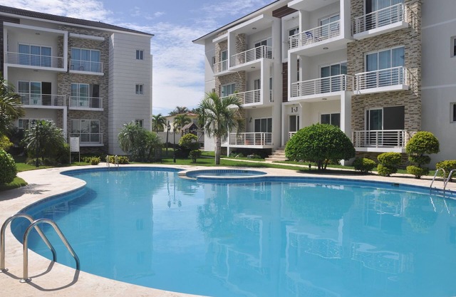 Seniors-friendly 2BD 2BTH groundfloor central condo, pool WIFI cable TV