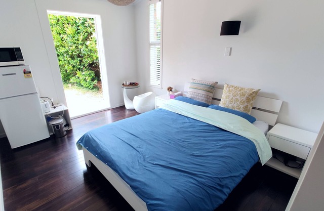 Separate Entry Cosy Bedroom with private bathroom