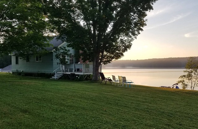 Escapade au bord du lac avec vue panaromic de Damariscotta lac intérieur et l'extérieur!