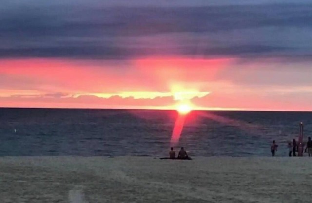 Your Cozy Beach Town Cottage Awaits. 3 minutes to beautiful beaches & sunsets.