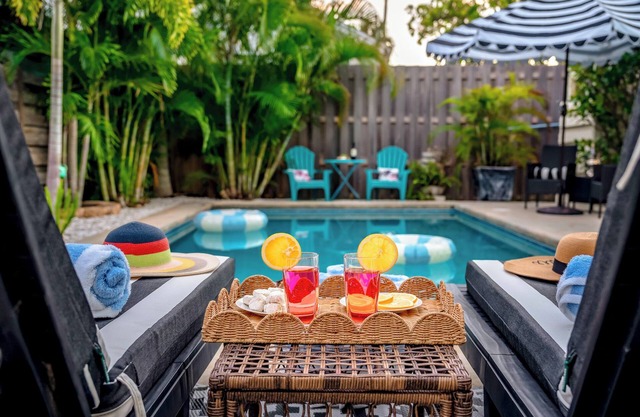 Heated Pool Game Room & sleeps 18, 15min to Beach.