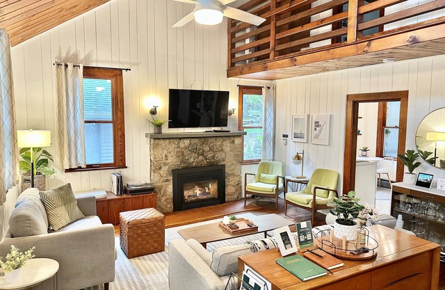 Coffee Bar, Fireplace, Winter Discount—Sleeps 8, Baileys Harbor!