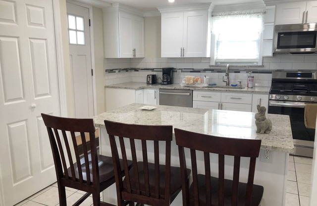 BOOK JULY/AUGUST- 350/NT 9500/MO BEACHSIDE RETREAT 2 BD APT/ W/PVT PATIO