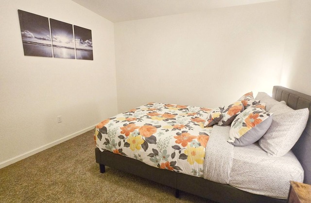Sequoia Explorer's Retreat in Tulare, 3BDs/ 2.5 Baths, 5mins to Shopping Center