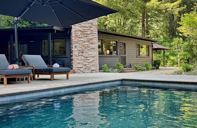 Poolside Escape- pvt yard, hot tub, family fun