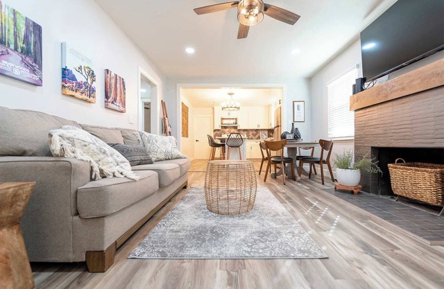 Sequoia Sunrise: trendy DT duplex w/firepit&patio