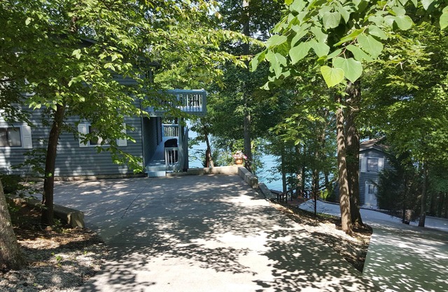 Serendipity at Cove Pointe - 400 pieds de façade de lac privée sur Big Creek