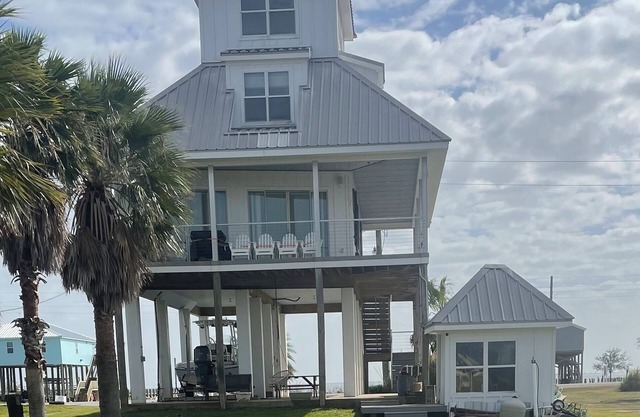 Serendipity Lake House on Lake Pontchartrain with 300' lighted private pier