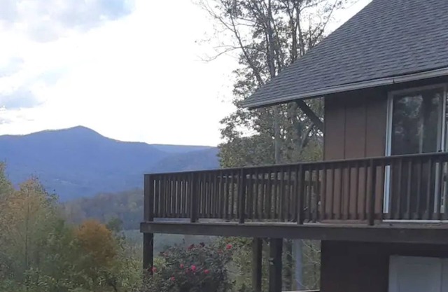 Serendipity with a View. (cozy mountain retreat)