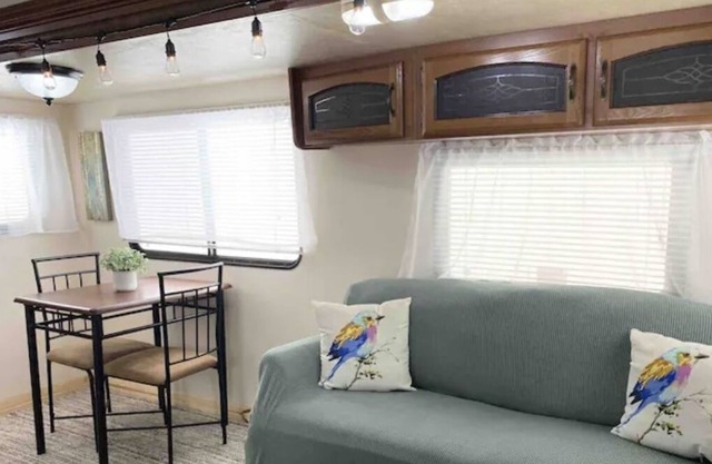Serene 1 bedroom camper with private entrance… 7 day max bookings