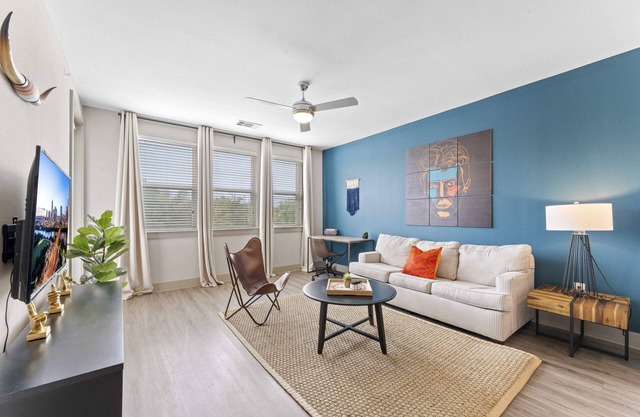 Serene 1BR luxe suite close to Downtown w/ fast WiFi