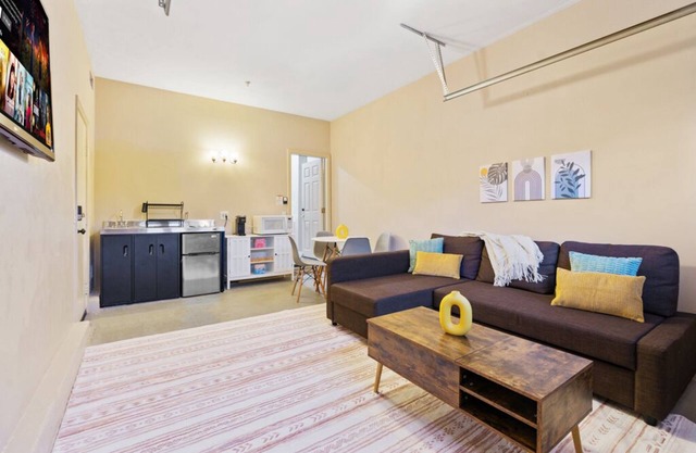 Serene 1BR Suite 30+ Days Nurse Corporate King Bed