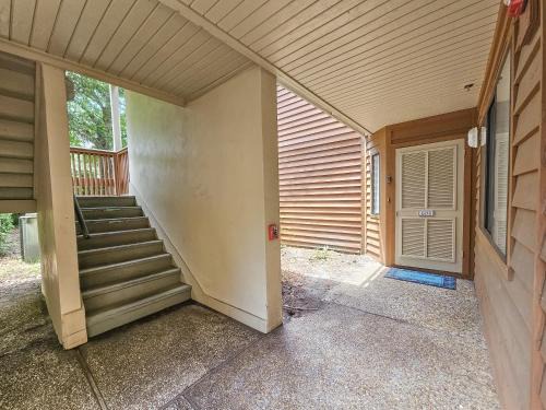 Serene 2 bed, 2 bath lodge, with amenities, 101AC lodge