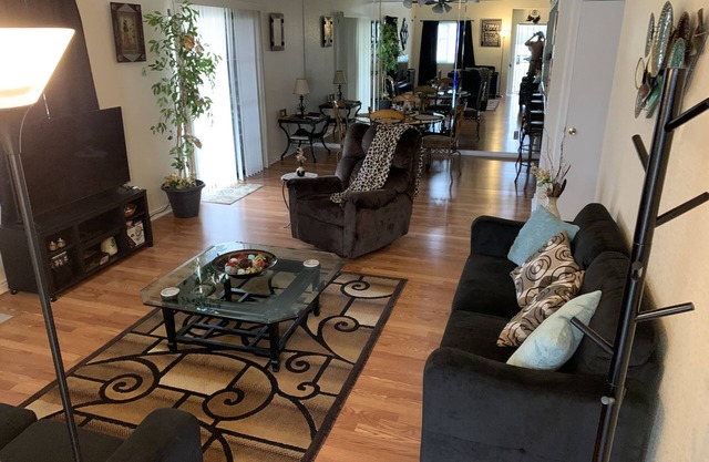 Serene 3 bedroom condo w/2 pools and hot tub near River and Casinos